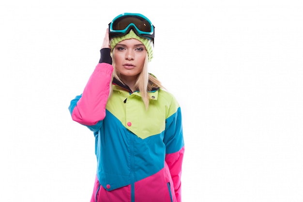 Belle jeune femme blonde en manteau de neige coloré