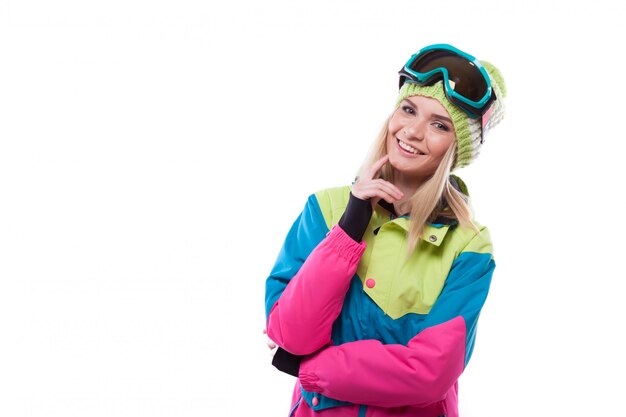 Belle jeune femme blonde en manteau de neige coloré