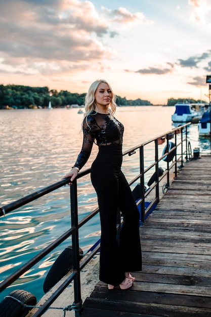 Belle jeune femme blonde Portrait à quai avec des yachts sur le fond. heure d&#39;été conc