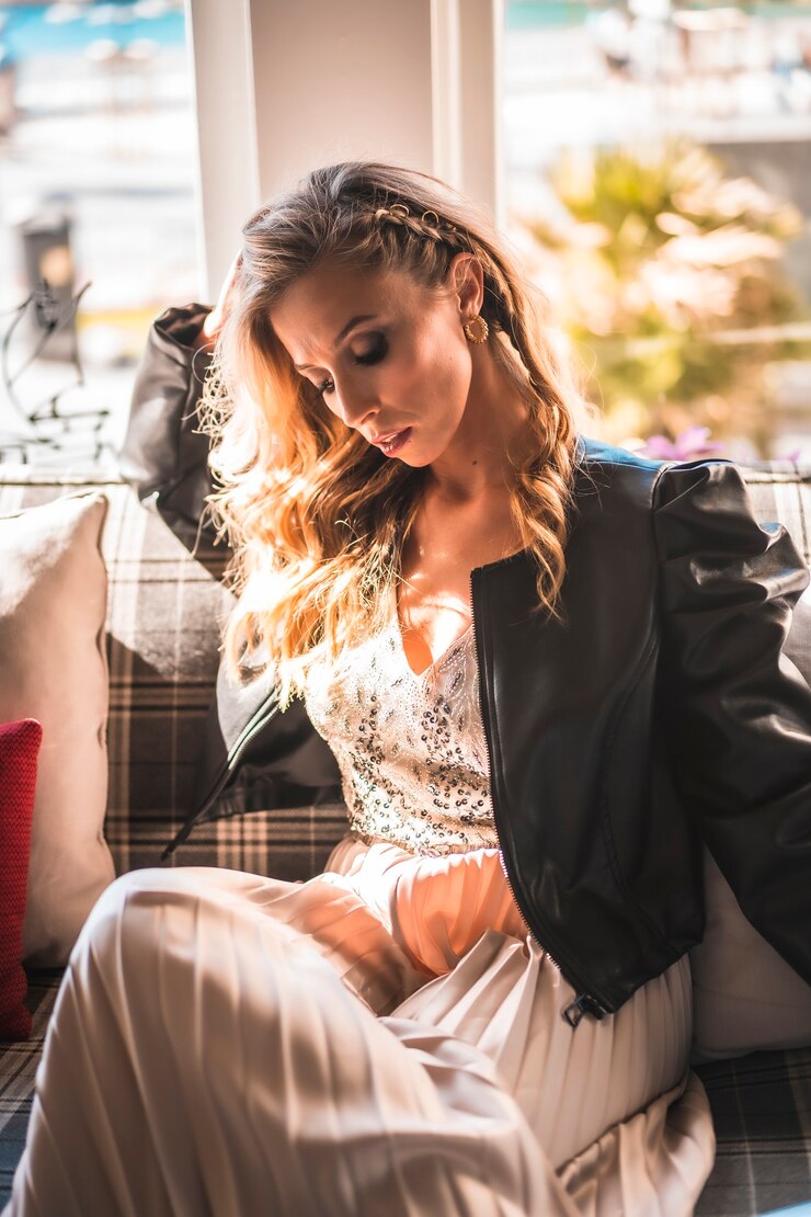 Belle jeune femme blonde de race blanche sur le canapé de l'hôtel où elle séjourne en vacances