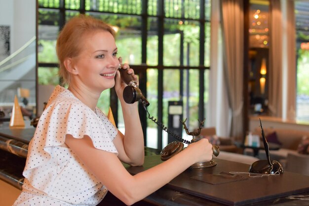 belle jeune femme blonde avec téléphone