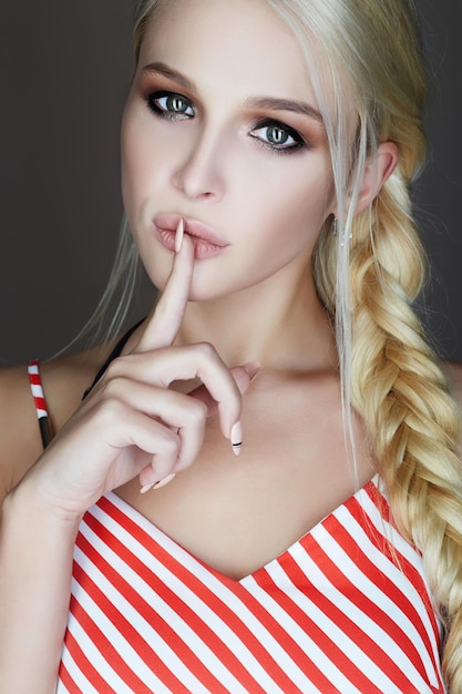 Belle jeune femme blonde