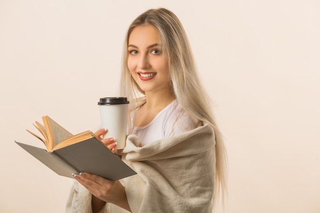 belle jeune femme boit du café et livre de lecture