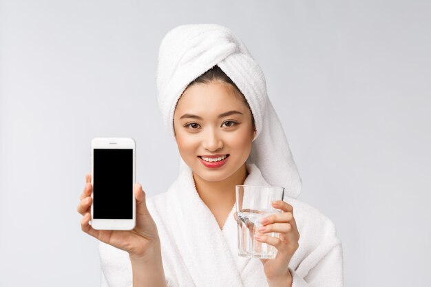 Belle Jeune Femme En Bonne Santé Eau Potable, Maquillage Naturel Visage Beauté Avec La Tenue De Téléphone Portable, Isolé Sur