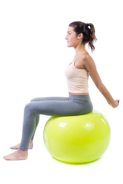 Belle jeune femme en bonne santé faisant de l&#39;exercice avec une balle