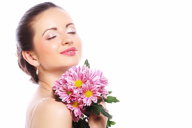 Belle jeune femme avec bouquet de fleurs roses isolé sur