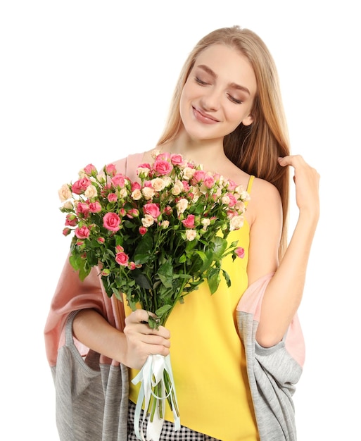 Belle jeune femme avec bouquet de roses sur fond blanc