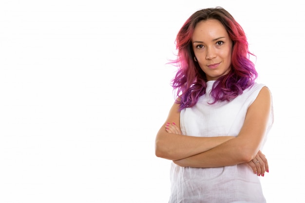 belle jeune femme avec les bras croisés