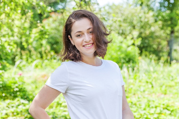 Belle jeune femme brune au repos dans un parc