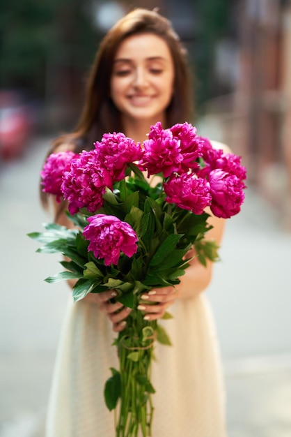 Belle Jeune Femme Brune Dans Une Belle Robe De Printemps Avec Un Bouquet De Pions