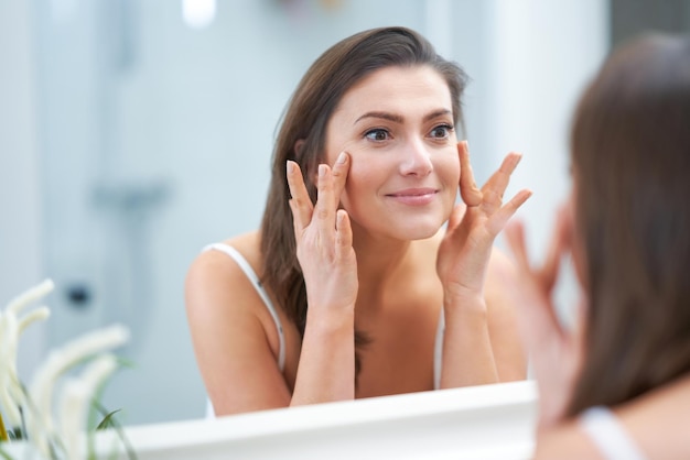 Belle jeune femme brune dans la salle de bain Photo de haute qualité