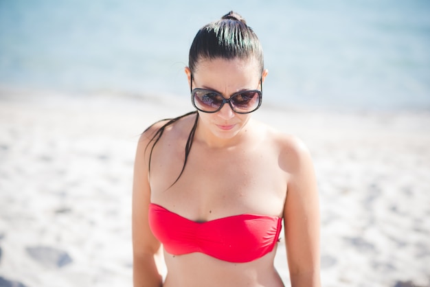 belle jeune femme brune avec des lunettes de soleil