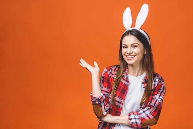 Belle Jeune Femme Brune En Oreilles De Lapin Regardant La Caméra