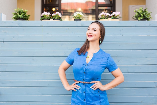 Belle jeune femme brune. Portrait de mode en plein air de dame élégante glamour.