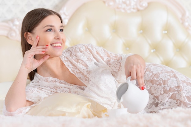 Belle jeune femme buvant du café