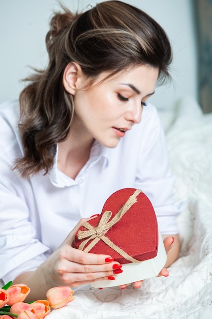 Belle jeune femme avec des cadeaux pour la Saint-Valentin