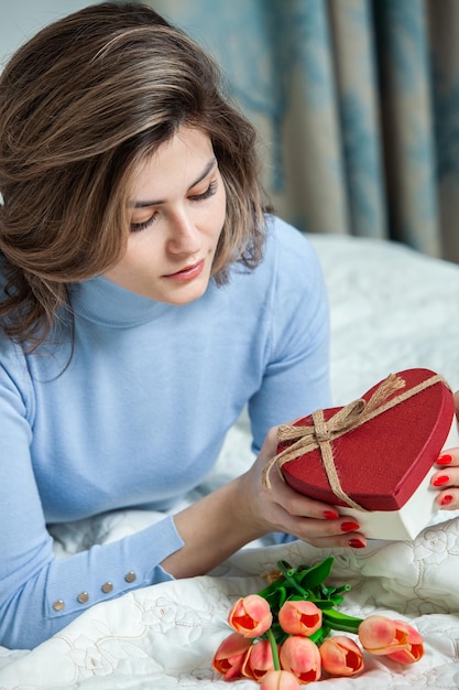 Belle jeune femme avec des cadeaux