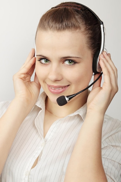 La belle jeune femme avec casque