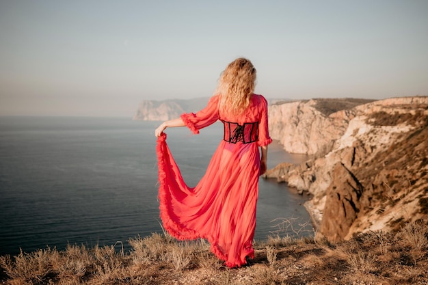 Belle jeune femme caucasienne aux cheveux blonds bouclés et aux taches de rousseur portrait de femme mignonne dans un rose