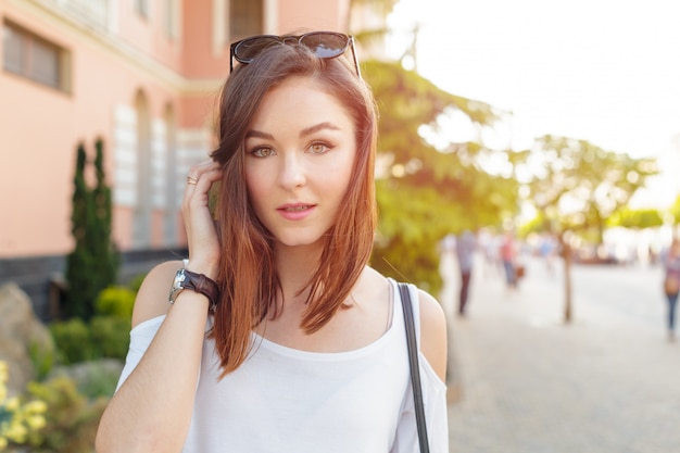 Belle jeune femme caucasienne posant en plein air dans la ville