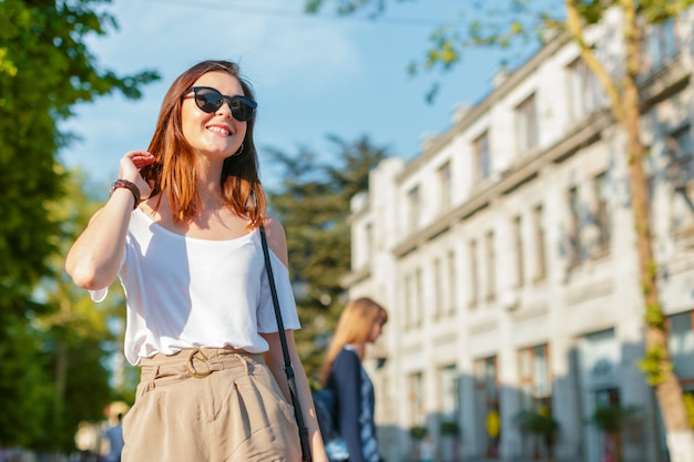 Belle jeune femme caucasienne posant en plein air dans la ville