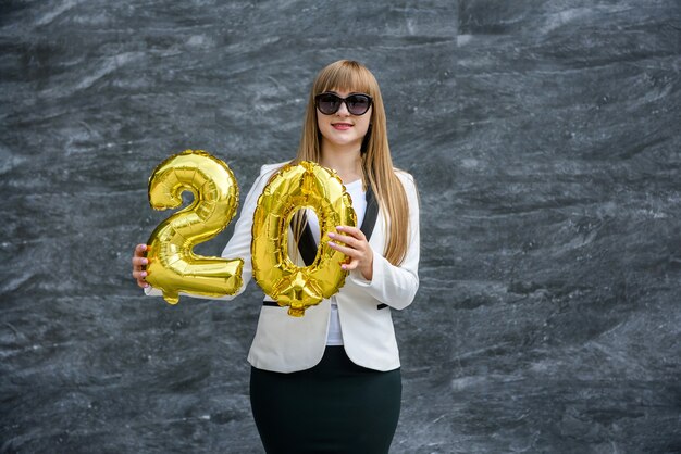 Belle jeune femme célébrant son 20e anniversaire.