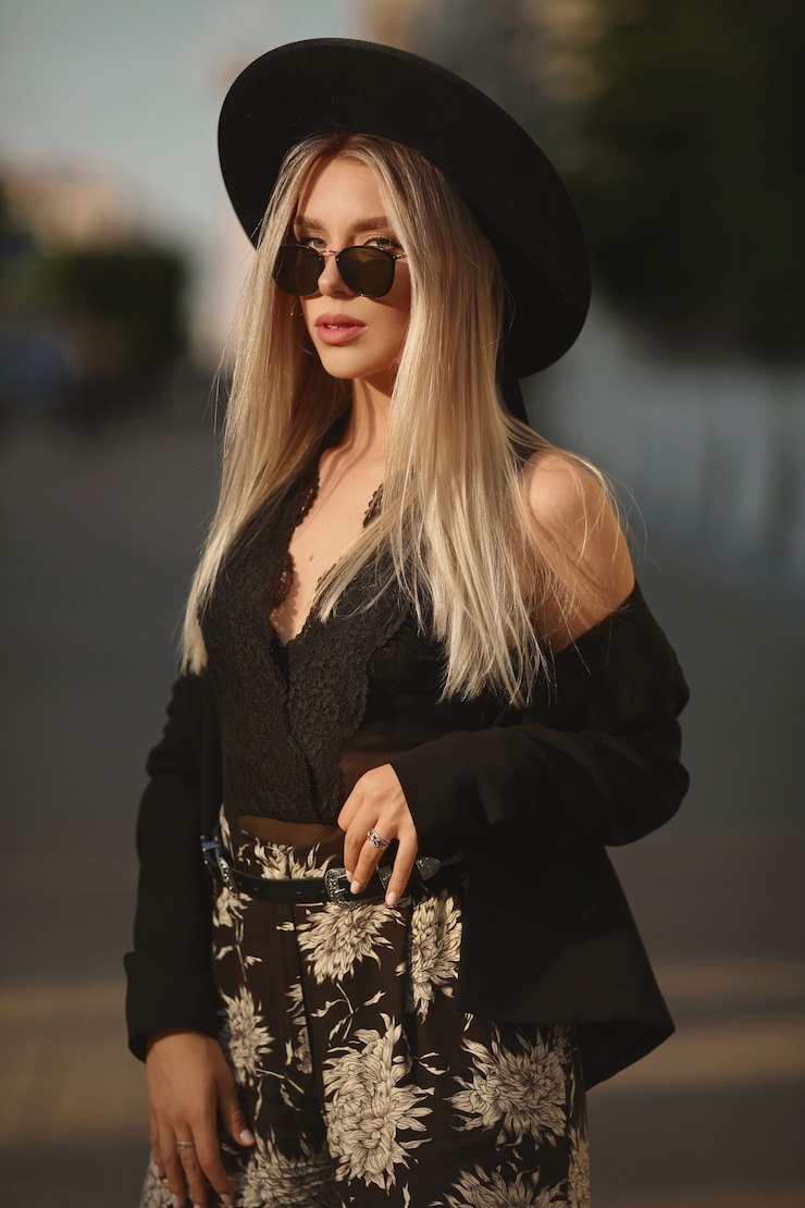 Photo belle jeune femme avec un chapeau dans la ville
