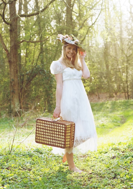 Belle jeune femme avec chapeau et sac à l&#39;extérieur