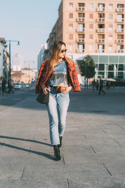 Photo belle jeune femme en chemise à carreaux