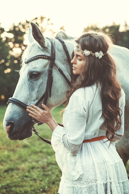 Belle jeune femme et cheval