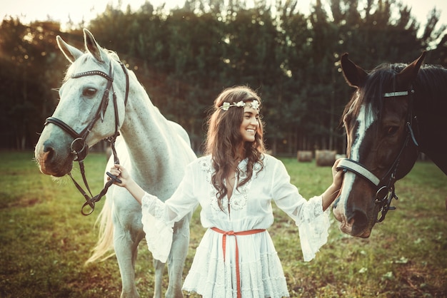 Belle jeune femme et chevaux