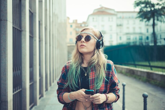 belle jeune femme cheveux blonds hipster écoute musique