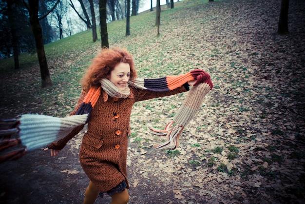 belle jeune femme cheveux bouclés