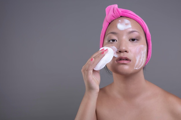 Belle et jeune femme chinoise soins de la peau sur le concept de beauté de fond isolé