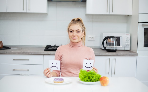 Belle Jeune Femme Choisissant Entre Des Aliments Sains Et De La Malbouffe