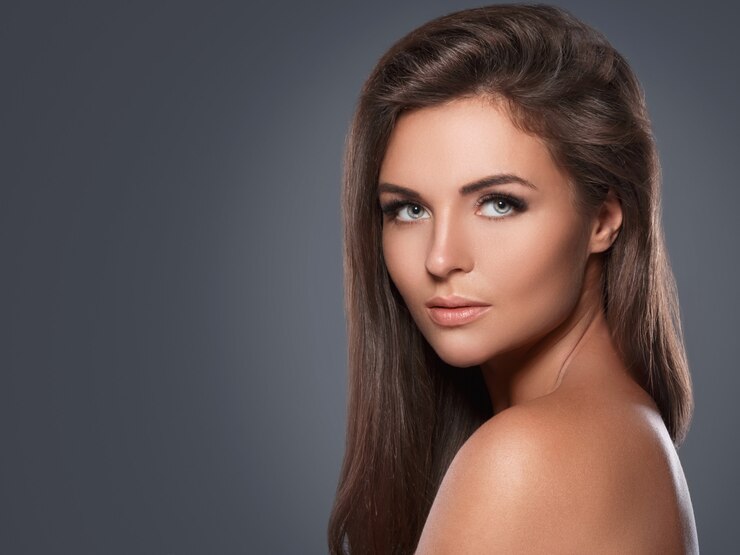Photo belle et jeune femme avec des cils artificiels