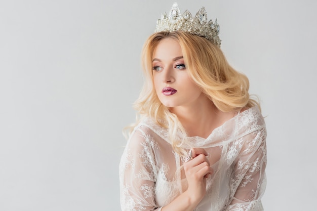 Belle jeune femme avec une coiffure tendance