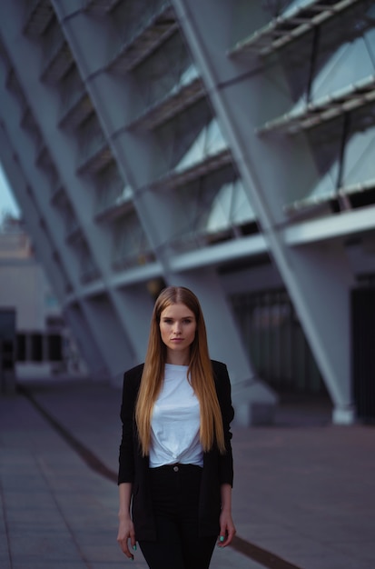 Belle jeune femme confiante dans la rue