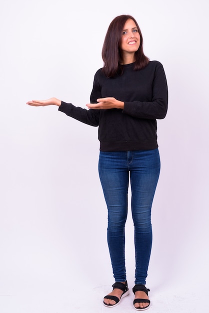 belle jeune femme contre le mur blanc