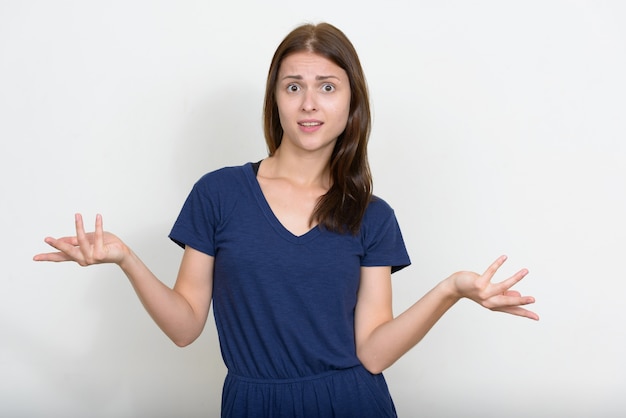 belle jeune femme contre le mur blanc