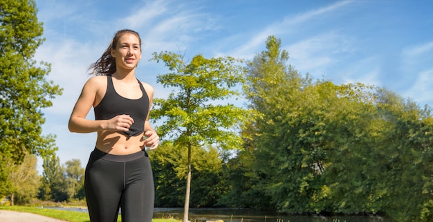 Photo belle jeune femme courir dans nature