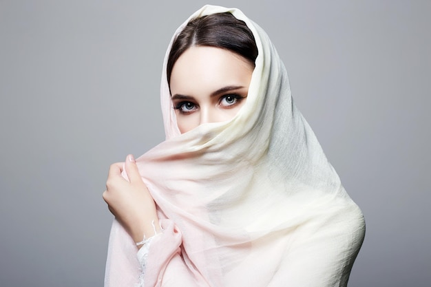 Belle jeune femme a couvert son visage beauté fille en hijab