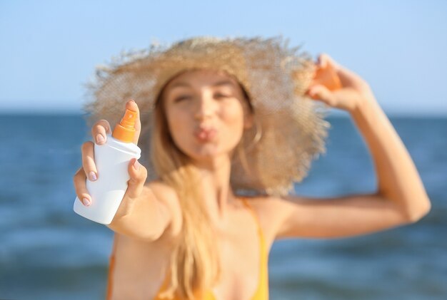 Belle Jeune Femme Avec Une Crème De Protection Solaire Sur La Plage De La Mer