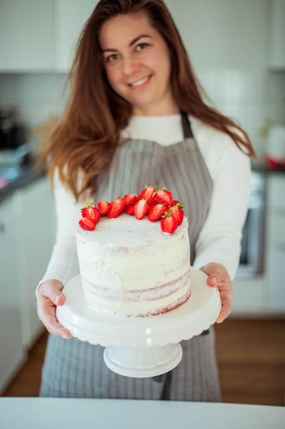 Belle jeune femme cuit un gâteau. Bonbons. Confiserie.