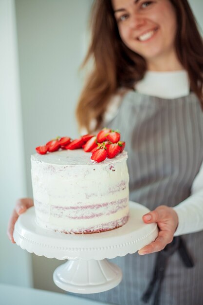 Belle jeune femme cuit un gâteau. Bonbons. Confiserie.