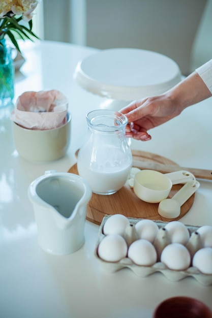 Belle jeune femme cuit un gâteau. Bonbons. Confiserie.