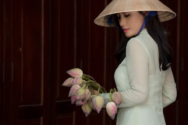 Belle jeune femme avec la culture vietnamienne traditionnelle robe Vietnam