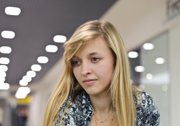 Belle jeune femme dans le centre d'affaires