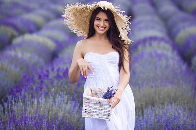 Belle jeune femme dans le champ de lavande. Dame sur fond d'été