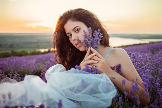 Belle jeune femme dans un champ de lavande